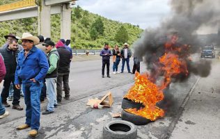 Toman autopista Toluca-Ixtapan; exigen rehabilitación de vialidades