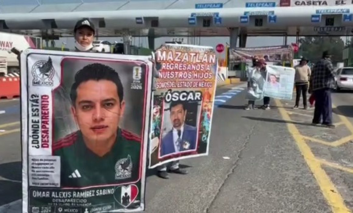 Toman caseta El Dorado familias de jóvenes de desaparecidos en Mazatlán