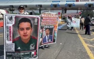 Toman caseta El Dorado familias de jóvenes de desaparecidos en Mazatlán