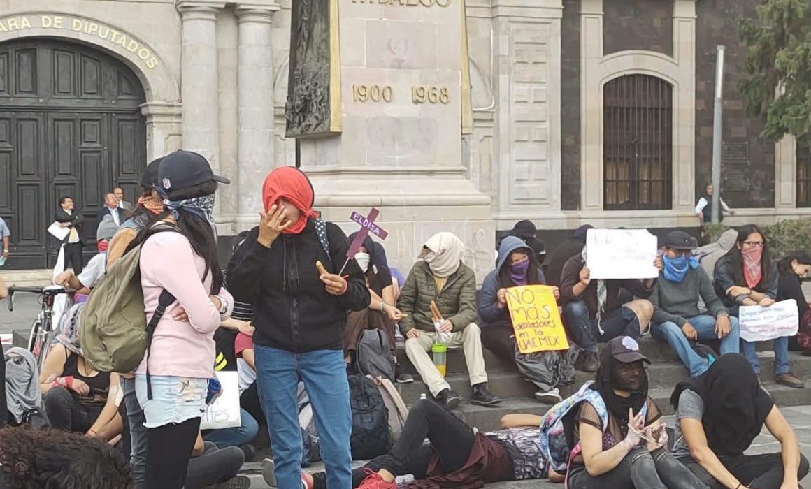 Toman la Facultad de Economía de la UAEMéx por gratuidad