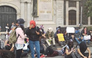 Toman la Facultad de Economía de la UAEMéx por gratuidad