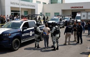 Trasladan a agente de GN investigada por muerte de hombre en Metepec
