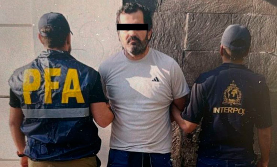 Trasladan de Argentina a México a excontralmirante Fernando Farías