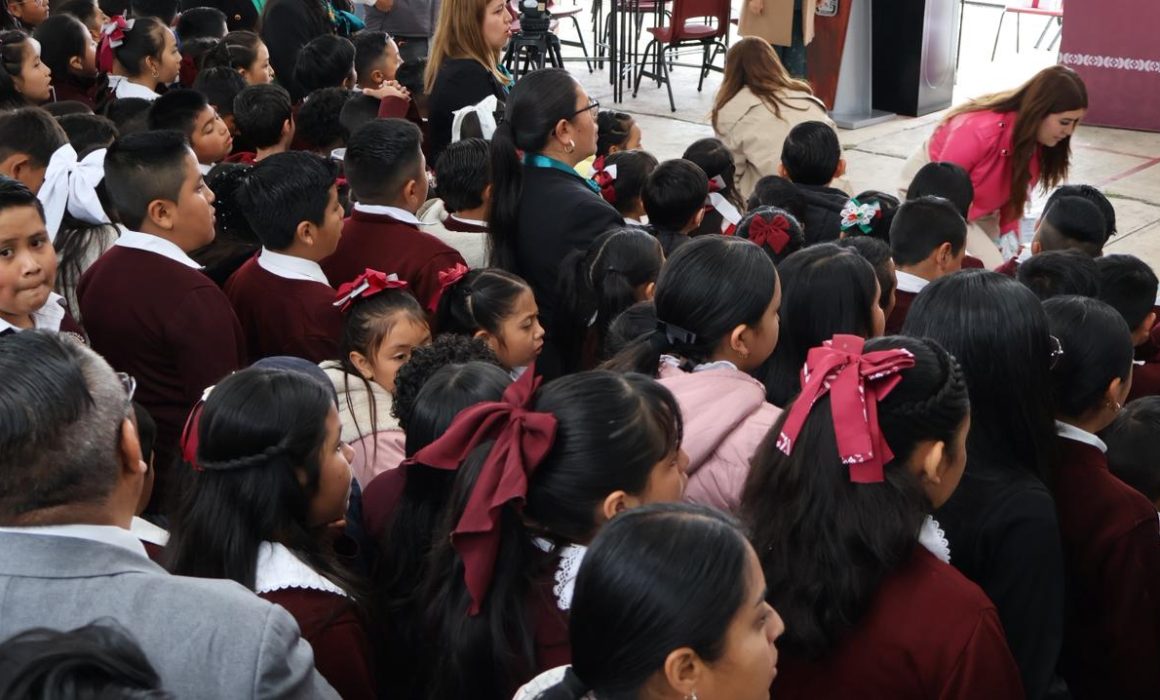Viven niños entre juegos y reencuentros el regreso a clases en el Edomex