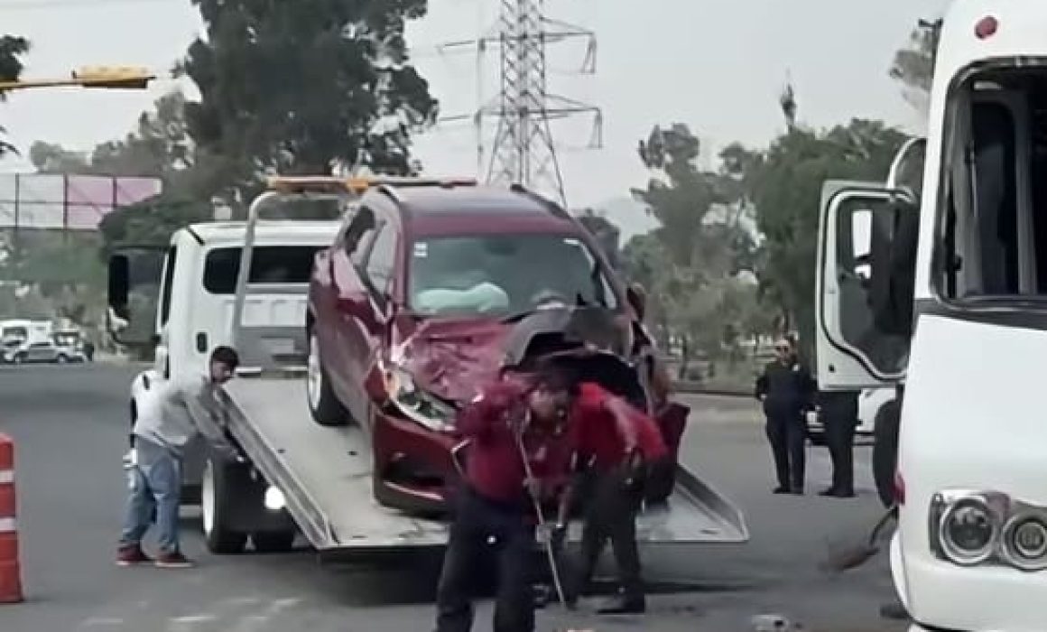 Vuelca microbús tras fuerte choque en Vía Morelos de Ecatepec