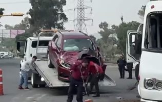 Vuelca microbús tras fuerte choque en Vía Morelos de Ecatepec