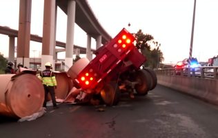 Vuelca tráiler con rollos de papel en la México-Puebla