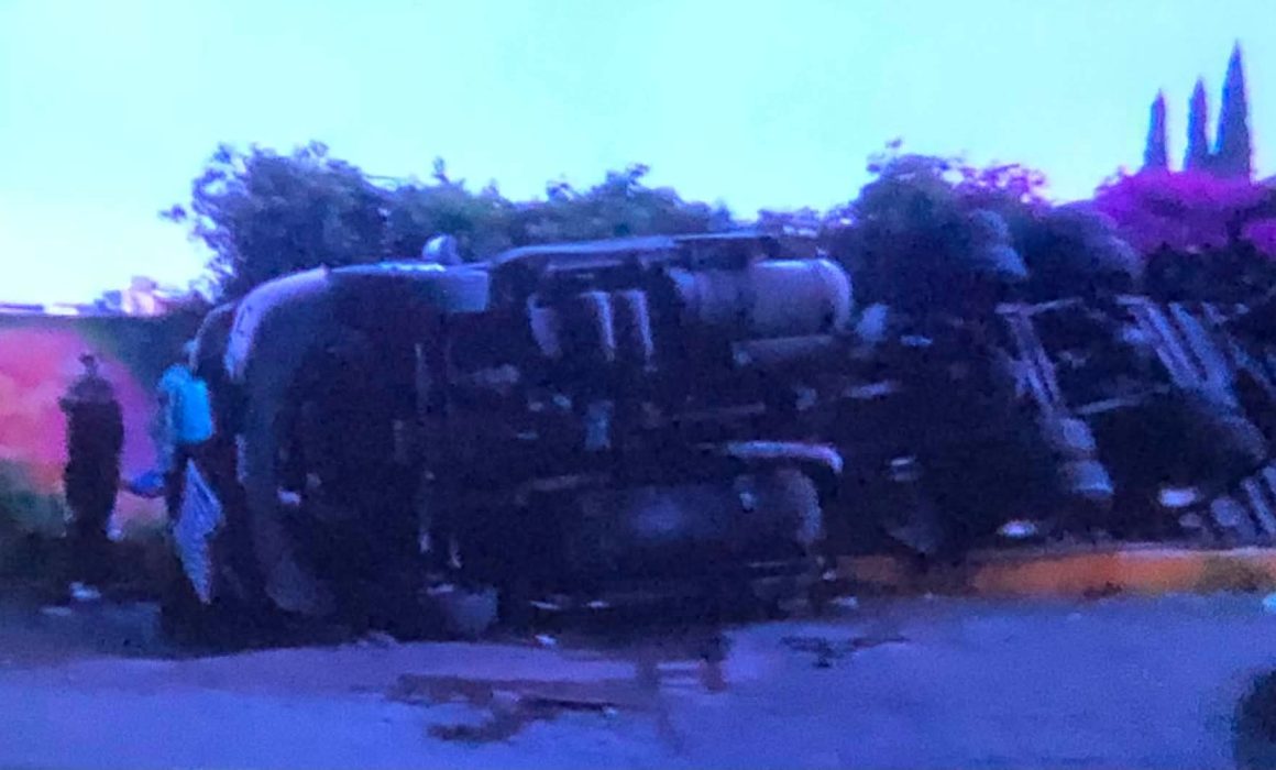 Vuelca tráiler y colapsa carretera Texcoco-Los Reyes