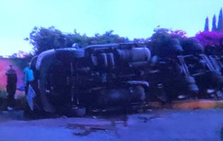 Vuelca tráiler y colapsa carretera Texcoco-Los Reyes