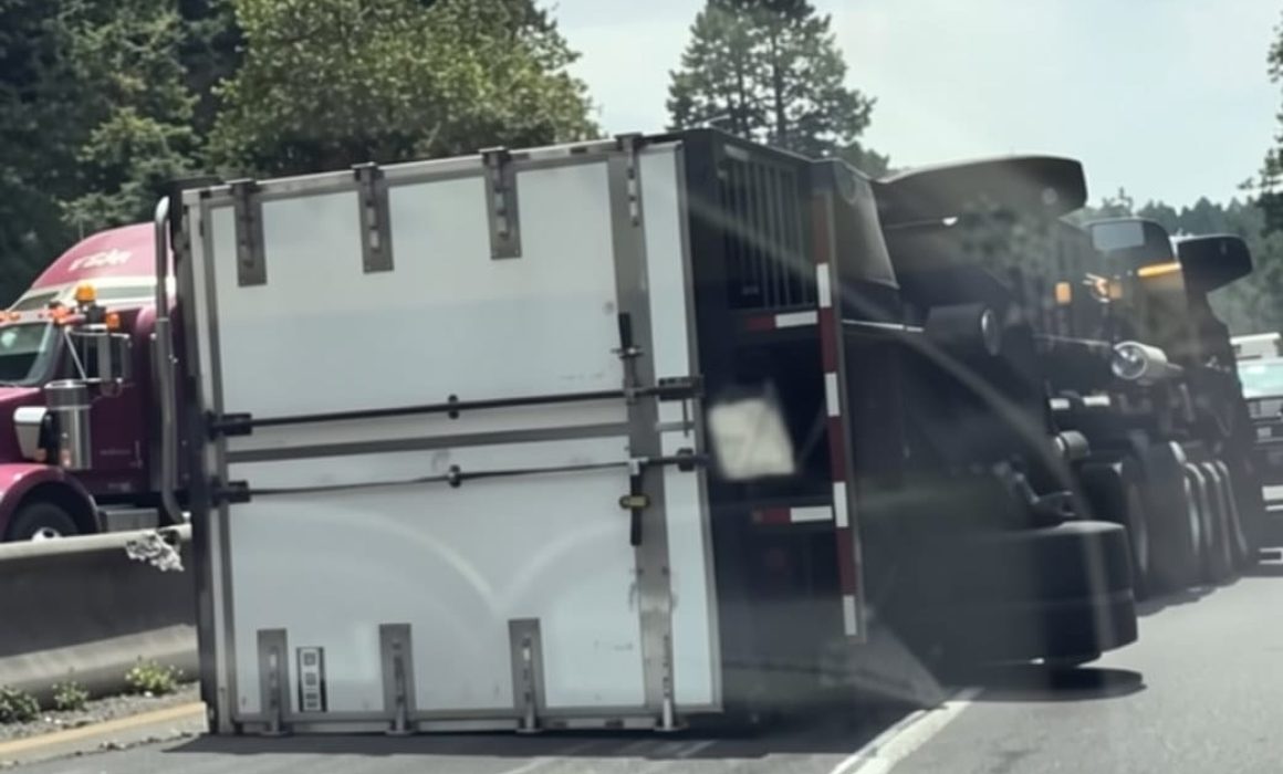 Vuelca tráiler y colapsa circulación en la carretera México-Toluca