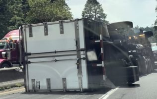 Vuelca tráiler y colapsa circulación en la carretera México-Toluca