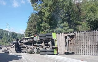 Vuelca tráiler y complica circulación en la México-Toluca