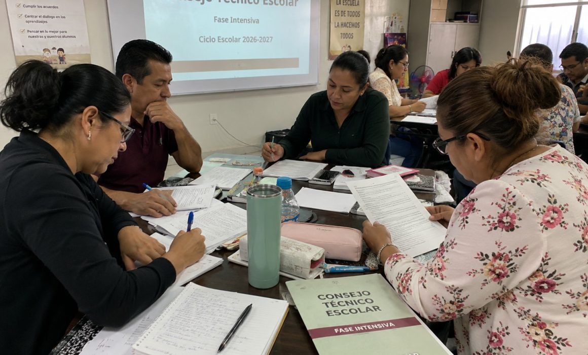 Vuelven a clases los profesores mexiquenses y analizan el uso de celular