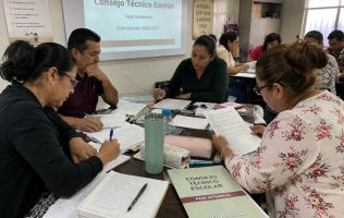 Vuelven a clases los profesores mexiquenses y analizan el uso de celular