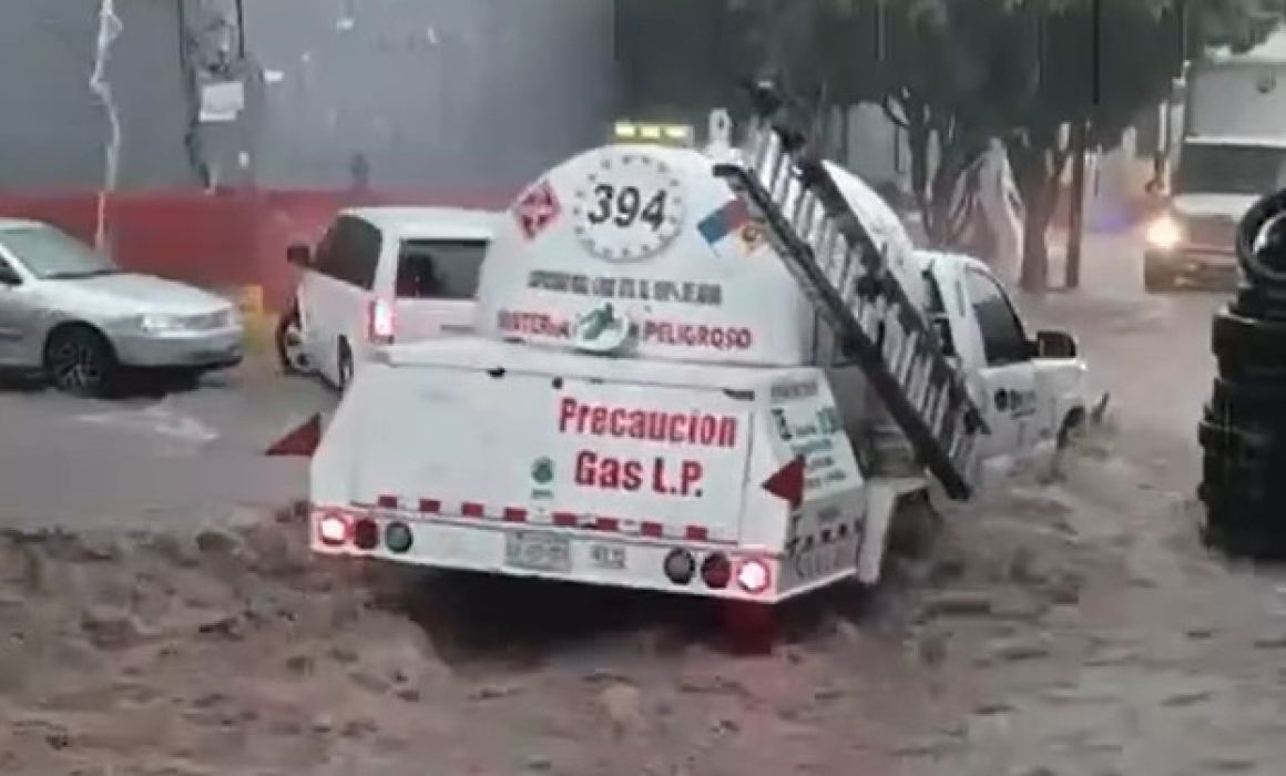 Afecta lluvia vialidades y deja sin servicio al Mexibús en Ecatepec