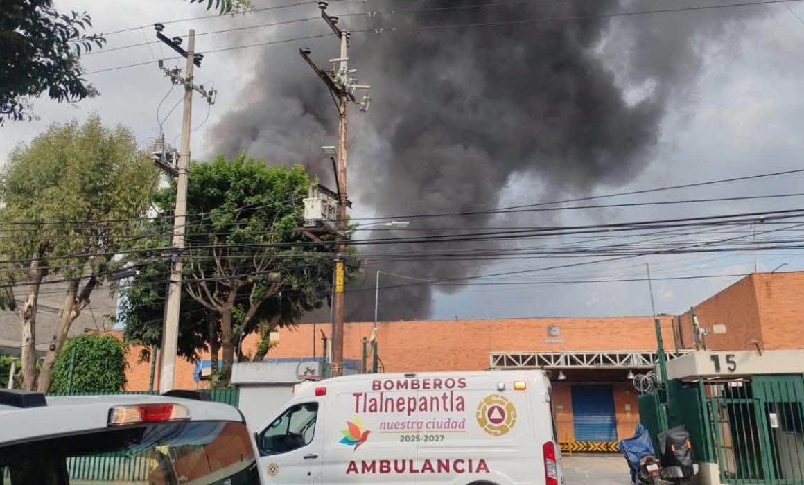 Arde empresa en Tlalnepantla cerca del IMSS 72; PC ya averigua el origen