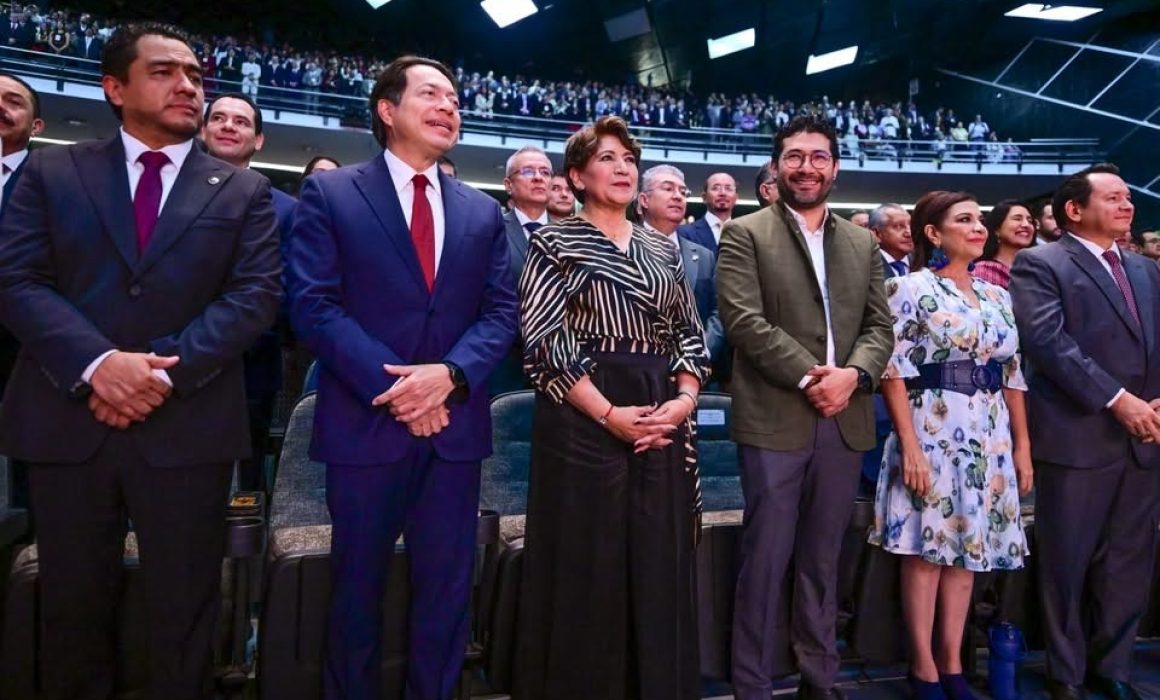 Arropa Morena a Delfina Gómez durante su tercer informe de gobierno