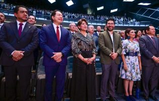Arropa Morena a Delfina Gómez durante su tercer informe de gobierno