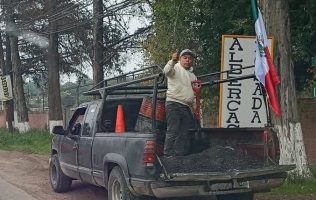 Bachea vecino carretera en Tepotzotlán ante omisión de Gely Zuppa