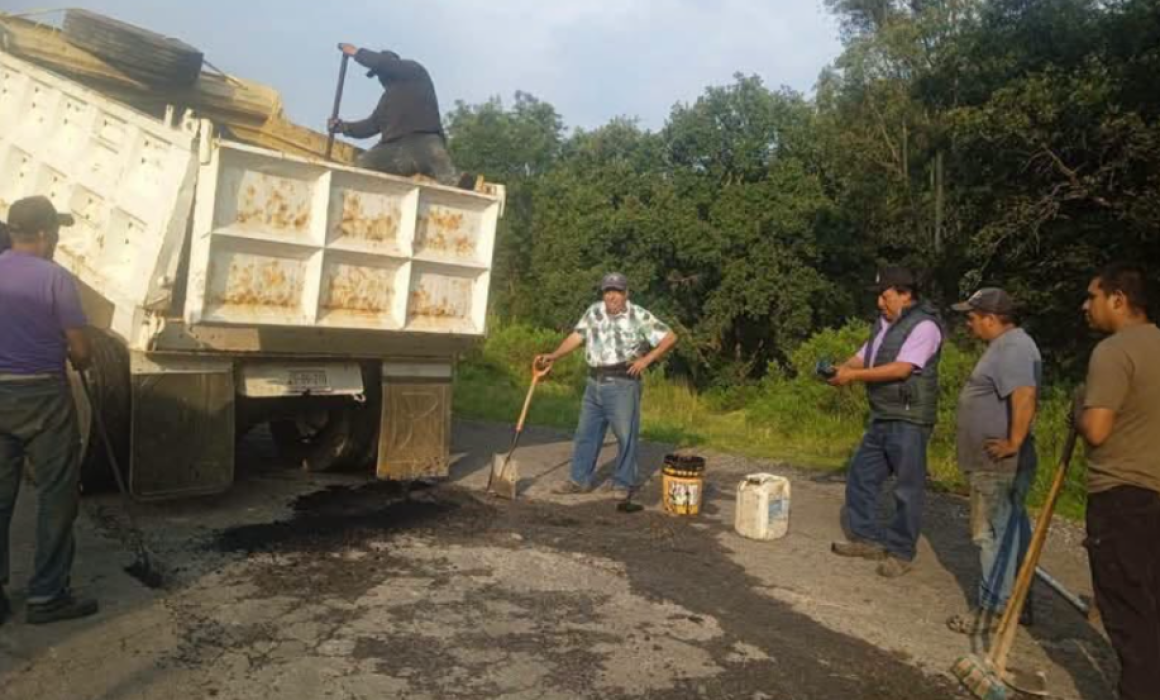 Continúan vecinos bacheando Tepotzotlán tras ser ignorados por Gely Zuppa