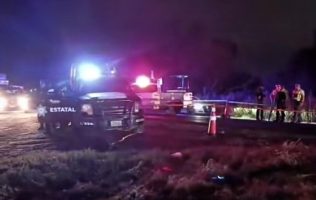 Balean a familia que viajaba en motocicleta en Teotihuacán
