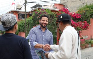 Beneficia Anuar Azar a familias con alimentos, salud y servicios baratos