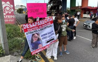 Bloquean avenida Central para exigir localización de joven desaparecida