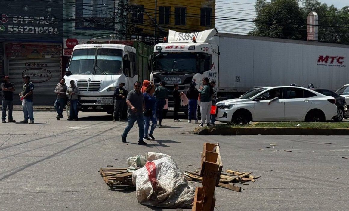 Bloquean la López Portillo; acusan a FGJEM de fabricar carpetas penales