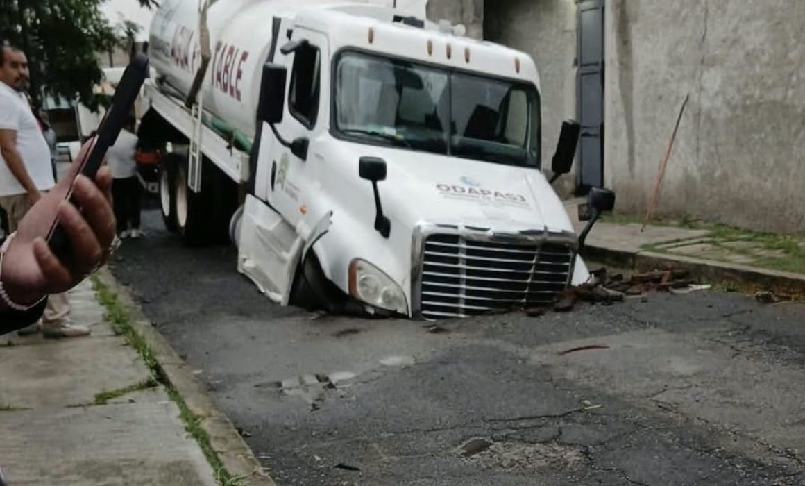 Cae pipa de ODAPAS en socavón tras lluvias en Jaltenco