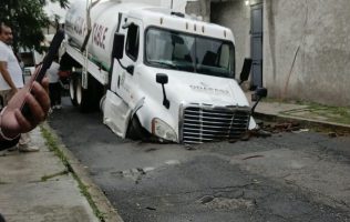 Cae pipa de ODAPAS en socavón tras lluvias en Jaltenco