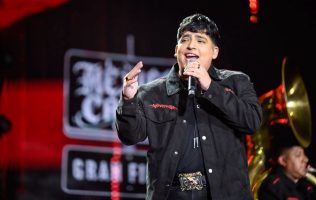 Canta Bryan Soto ante miles de personas en el Zócalo de la CDMX