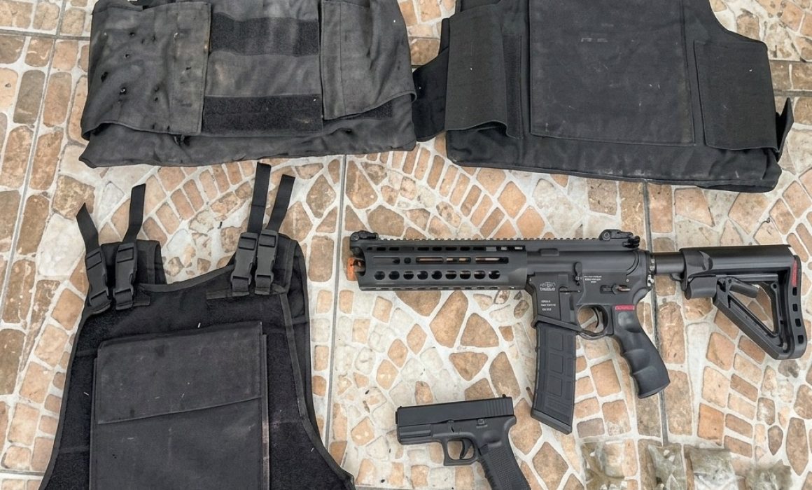 Catean inmueble y aseguran armas, chalecos tácticos y narcóticos