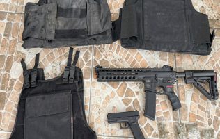 Catean inmueble y aseguran armas, chalecos tácticos y narcóticos