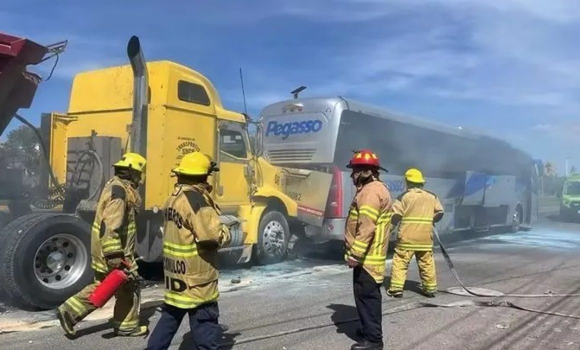 Choca tráiler contra autobús al Hospital General de Atlacomulco