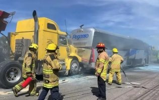 Choca tráiler contra autobús al Hospital General de Atlacomulco