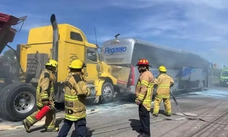 Choca tráiler contra autobús al Hospital General de Atlacomulco