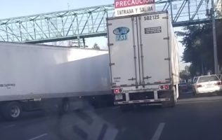 Choque de tráileres provoca caos vial en la carretera Toluca-Palmillas