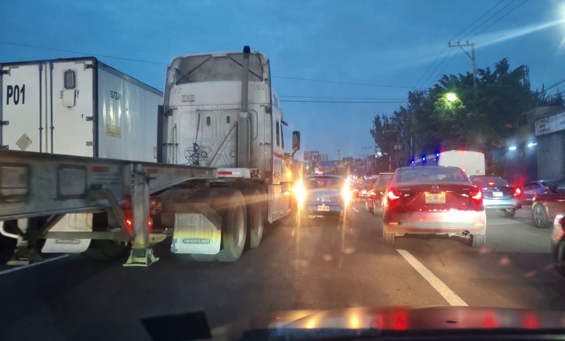 Colapsa la México-Pachuca y complica el ingreso a CDMX este lunes
