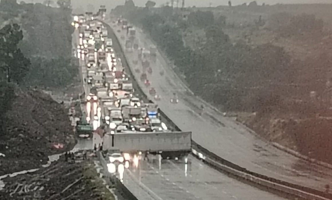 Colapsa la México-Querétaro tras accidente de tractocamión en Coyotepec