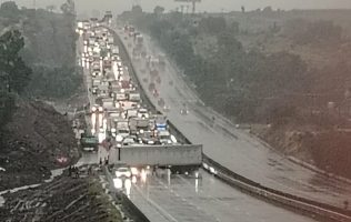 Colapsa la México-Querétaro tras accidente de tractocamión en Coyotepec