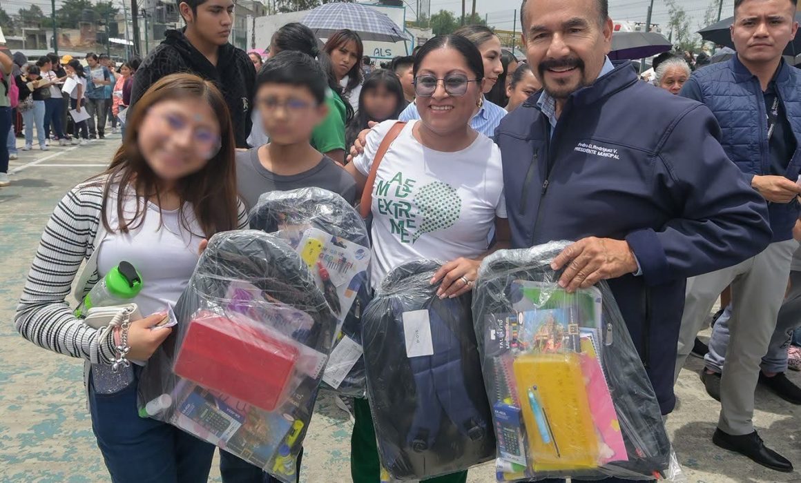 Continúa Atizapán entrega de útiles escolares para apoyar a familias