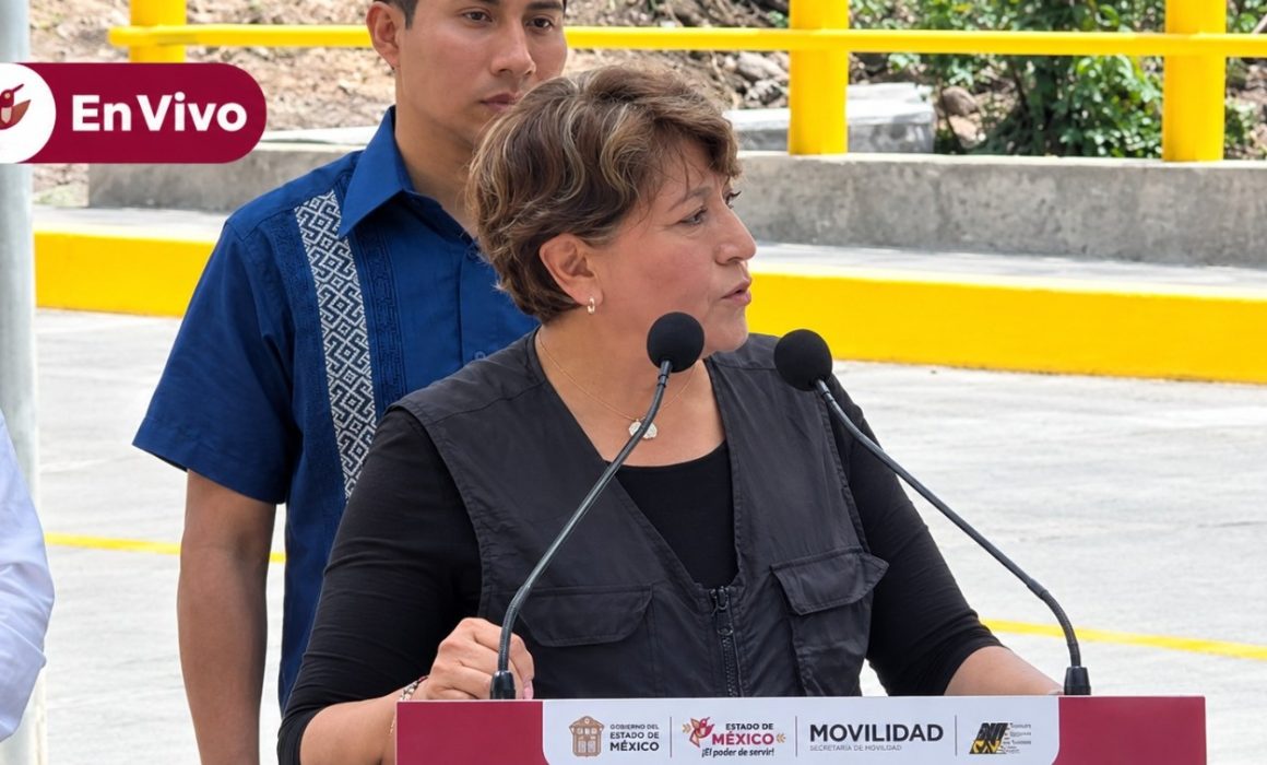 Corta Delfina Gómez listón de obra en Camino Valle de Bravo-Santo Tomás