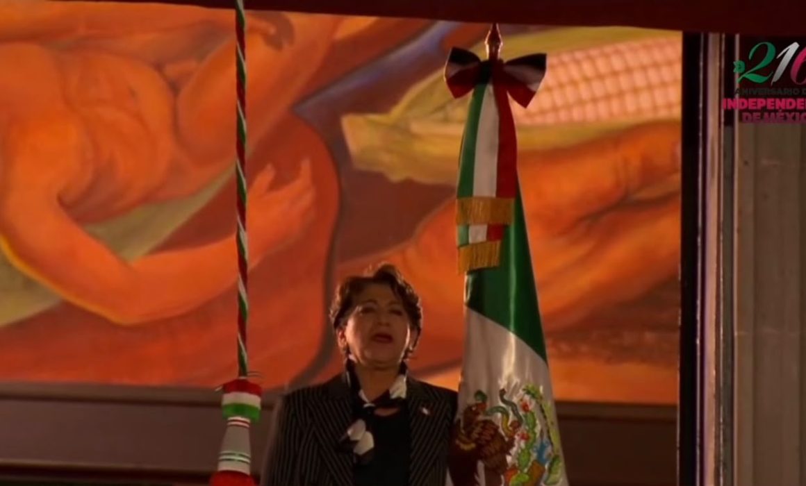 Da el grito de Independencia Delfina Gómez acompañada de miles en Toluca