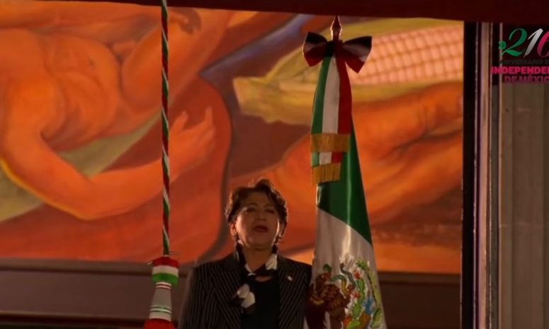 Da el grito de Independencia Delfina Gómez acompañada de miles en Toluca