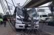 Derriba poste autobús escolar y tres camiones colisionan esta mañana