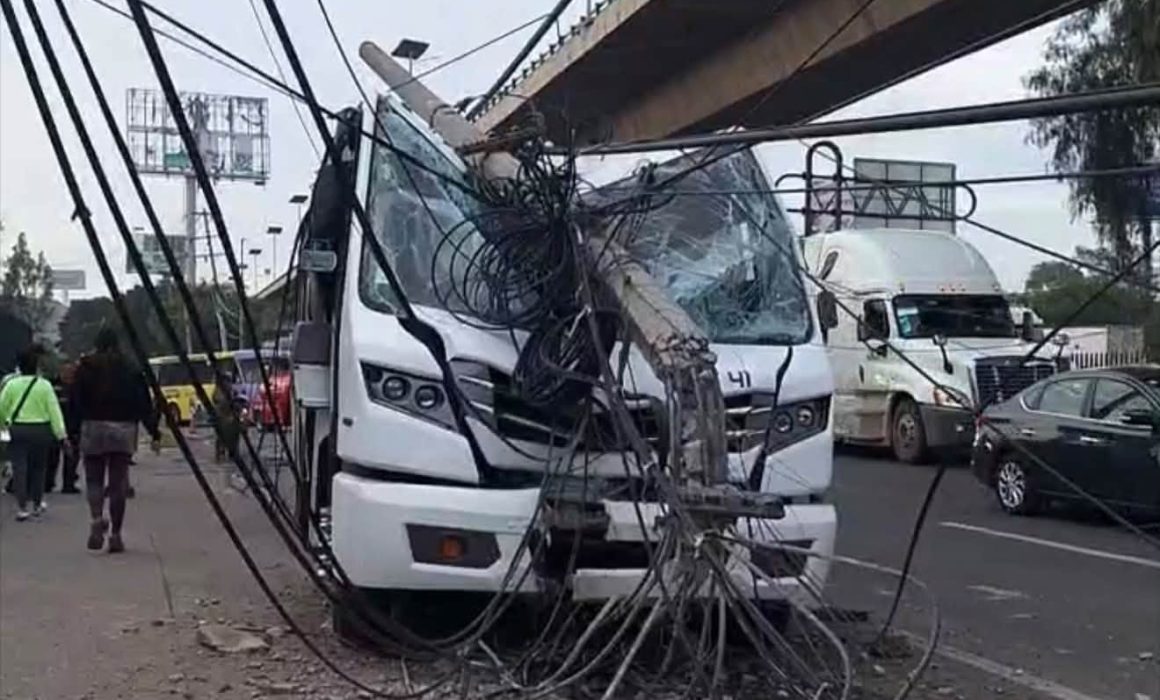 Derriba poste autobús escolar y tres camiones colisionan esta mañana