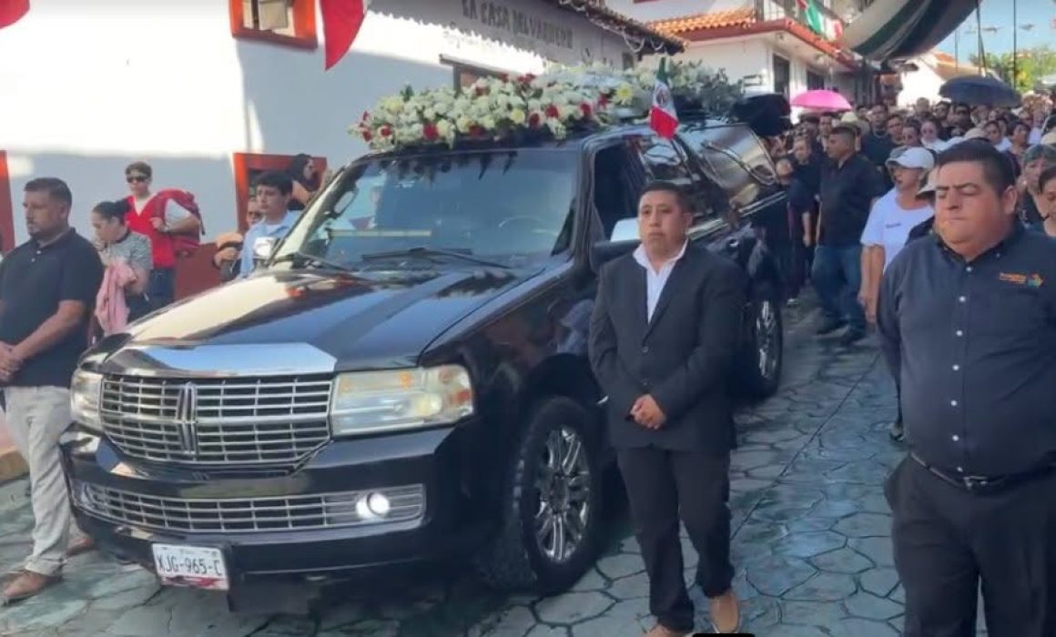 Despide Tonatico entre banda y caballos a su alcalde César Fuentes