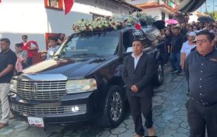 Despide Tonatico entre banda y caballos a su alcalde César Fuentes
