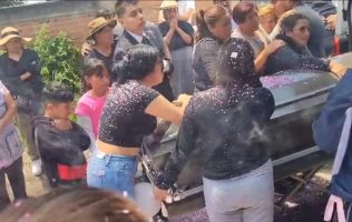 Despiden en Chalco a Aleyda Romero entre flores y reclamos de justicia