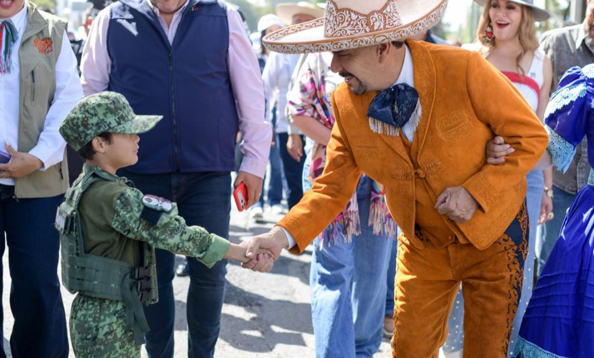 Encabeza Pedro Rodríguez desfile de Independencia con 5 mil 500 personas